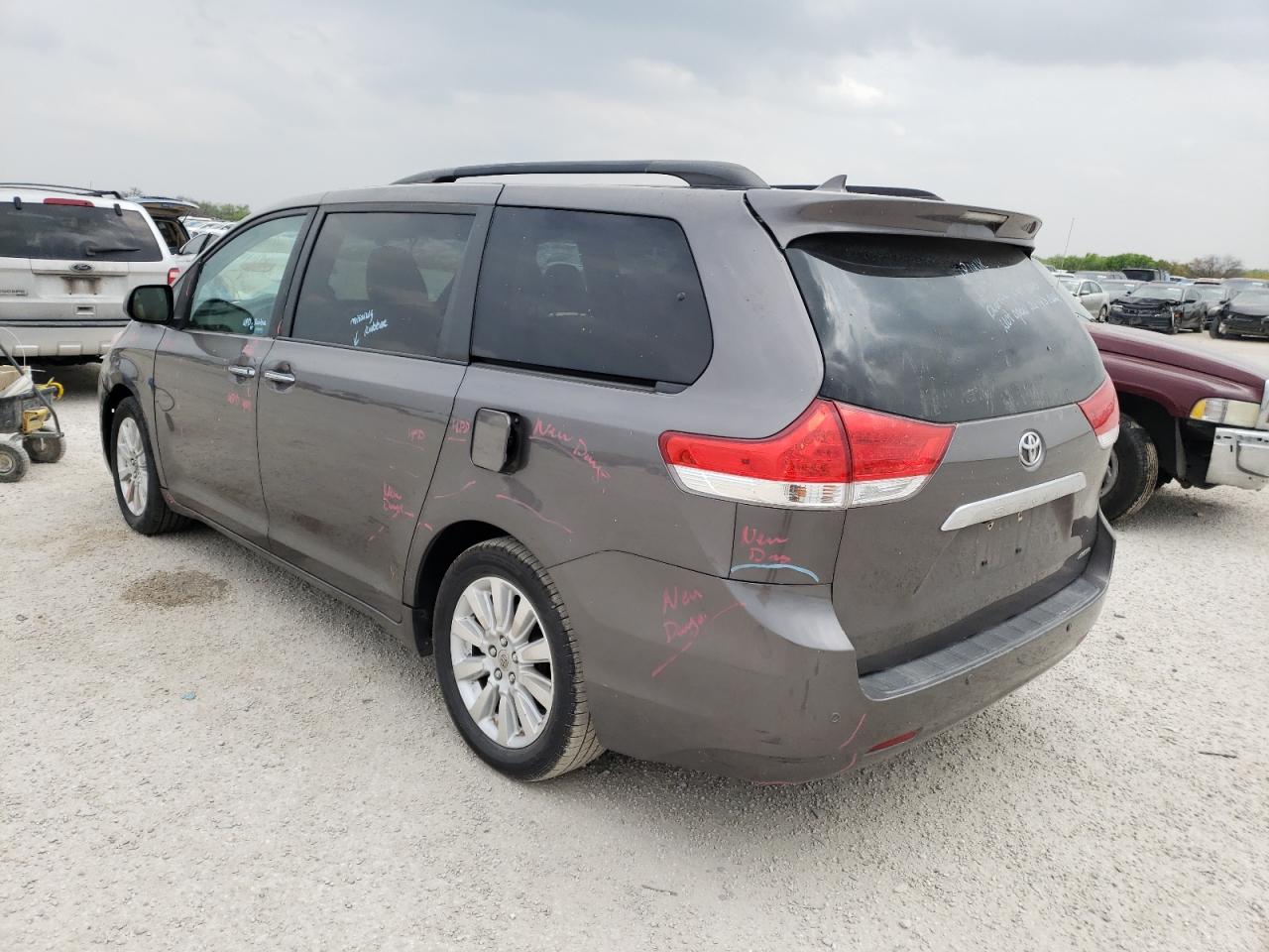 Photo 3 from auction – 2011 TOYOTA SIENNA XLE with VIN 5TDYK3DC8BS136444