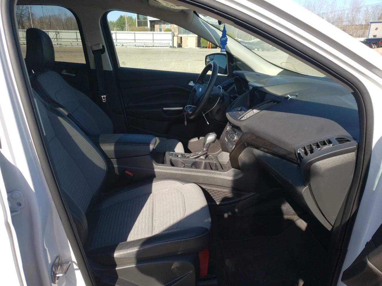 Photo 5 from auction – 2019 FORD ESCAPE SE with VIN 1FMCU0GD5KUB29367