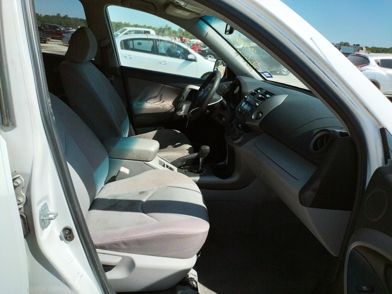 Photo 5 from auction – 2006 TOYOTA RAV4 with VIN JTMZD33V066007685