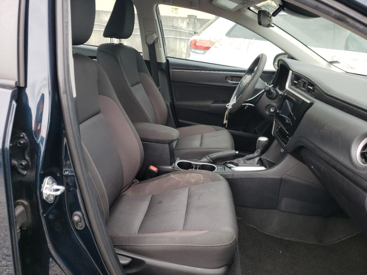 Photo 5 from auction – 2019 TOYOTA COROLLA L with VIN 2T1BURHE3KC237219