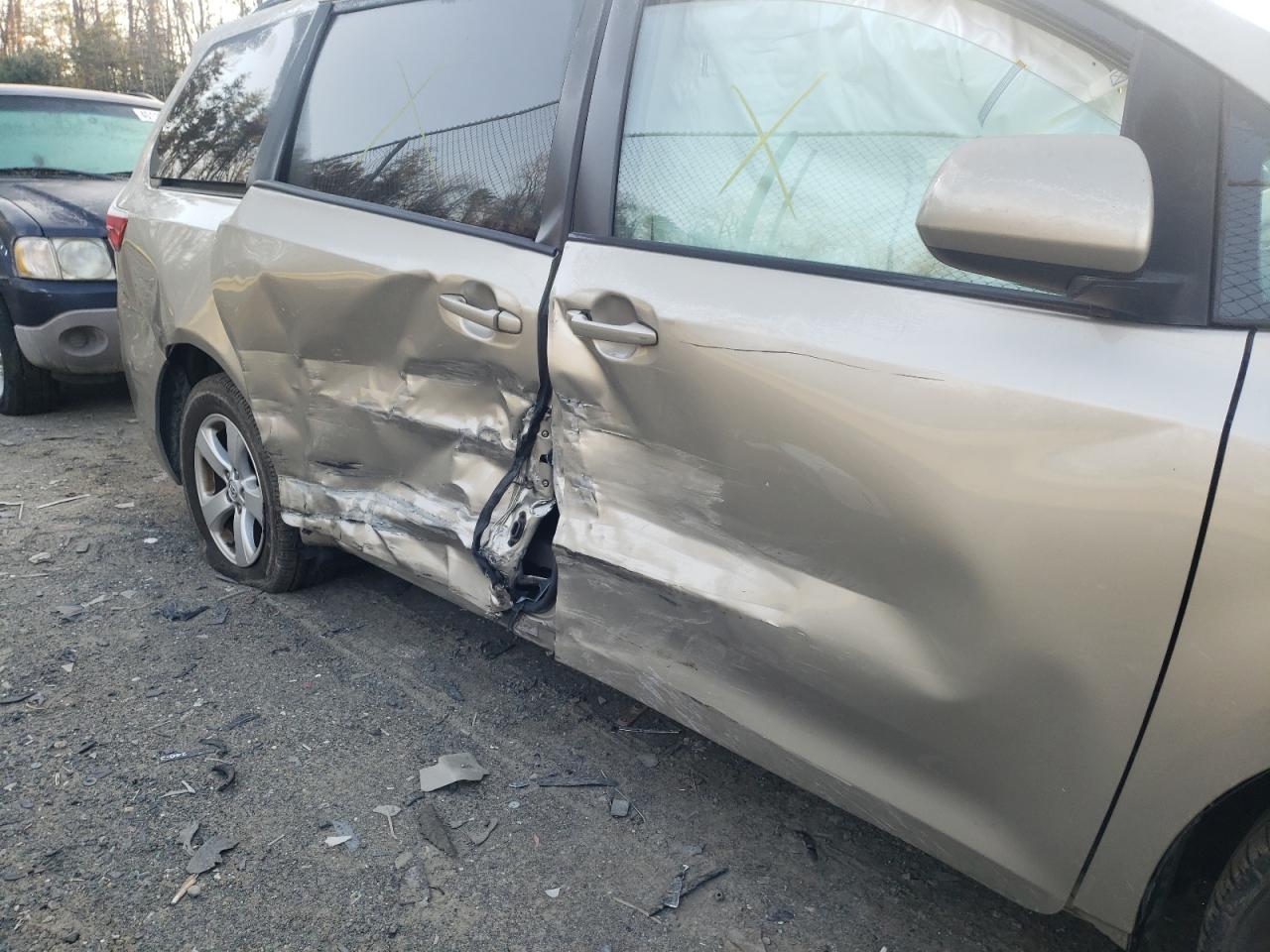 Photo 9 from auction – 2015 TOYOTA SIENNA LE with VIN 5TDKK3DC9FS688885