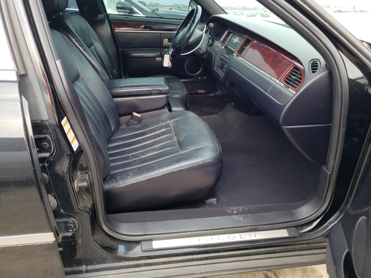 Photo 5 from auction – 2003 LINCOLN TOWN CAR E with VIN 1LNHM84W53Y631820