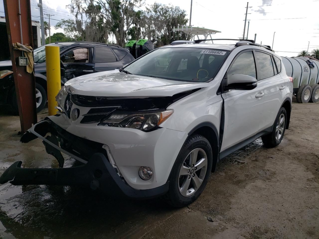 Photo 2 from auction – 2015 TOYOTA RAV4 XLE with VIN JTMWFREV1FJ045677