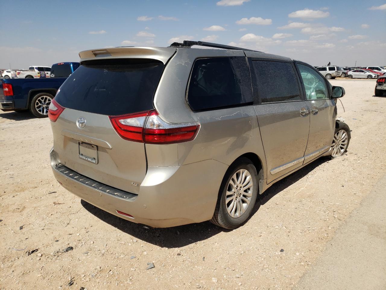 Photo 4 from auction – 2017 TOYOTA SIENNA XLE with VIN 5TDYZ3DC4HS816779