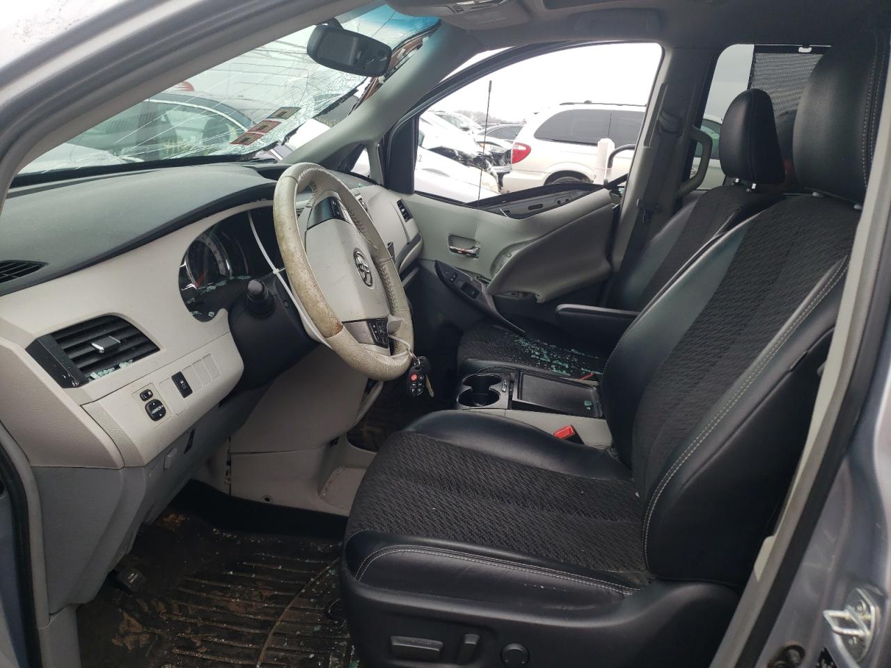 Photo 5 from auction – 2013 TOYOTA SIENNA SPO with VIN 5TDXK3DC5DS290527