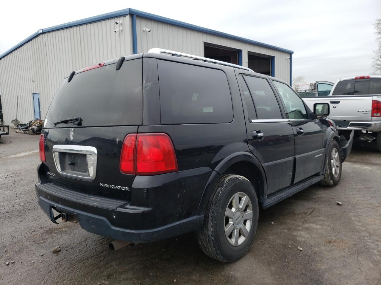 Photo 4 from auction – 2005 LINCOLN NAVIGATOR with VIN 5LMFU28565LJ18370