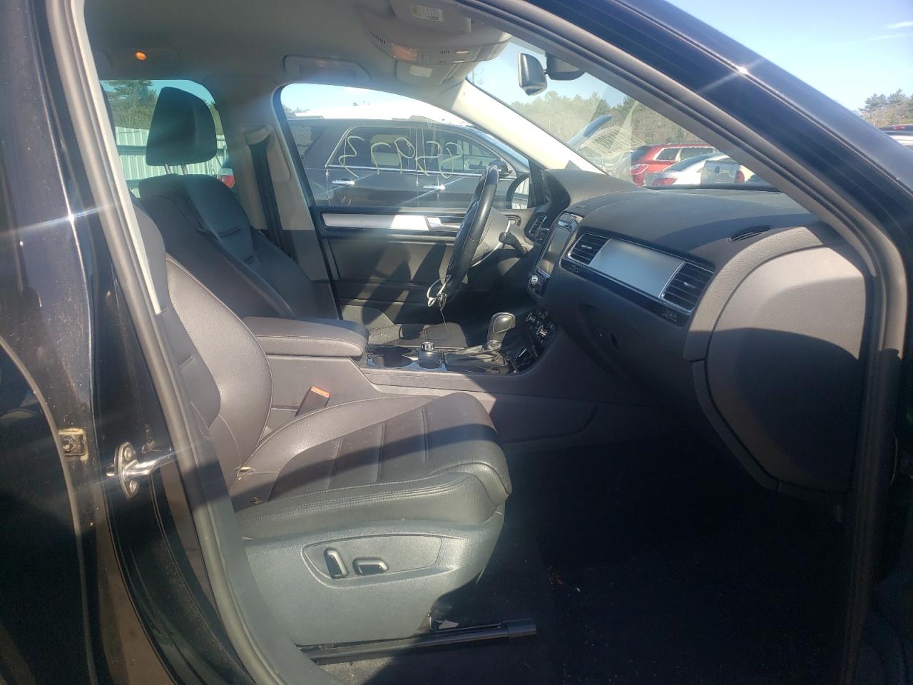 Photo 5 from auction – 2011 VOLKSWAGEN TOUAREG V6 with VIN WVGFF9BP5BD005063