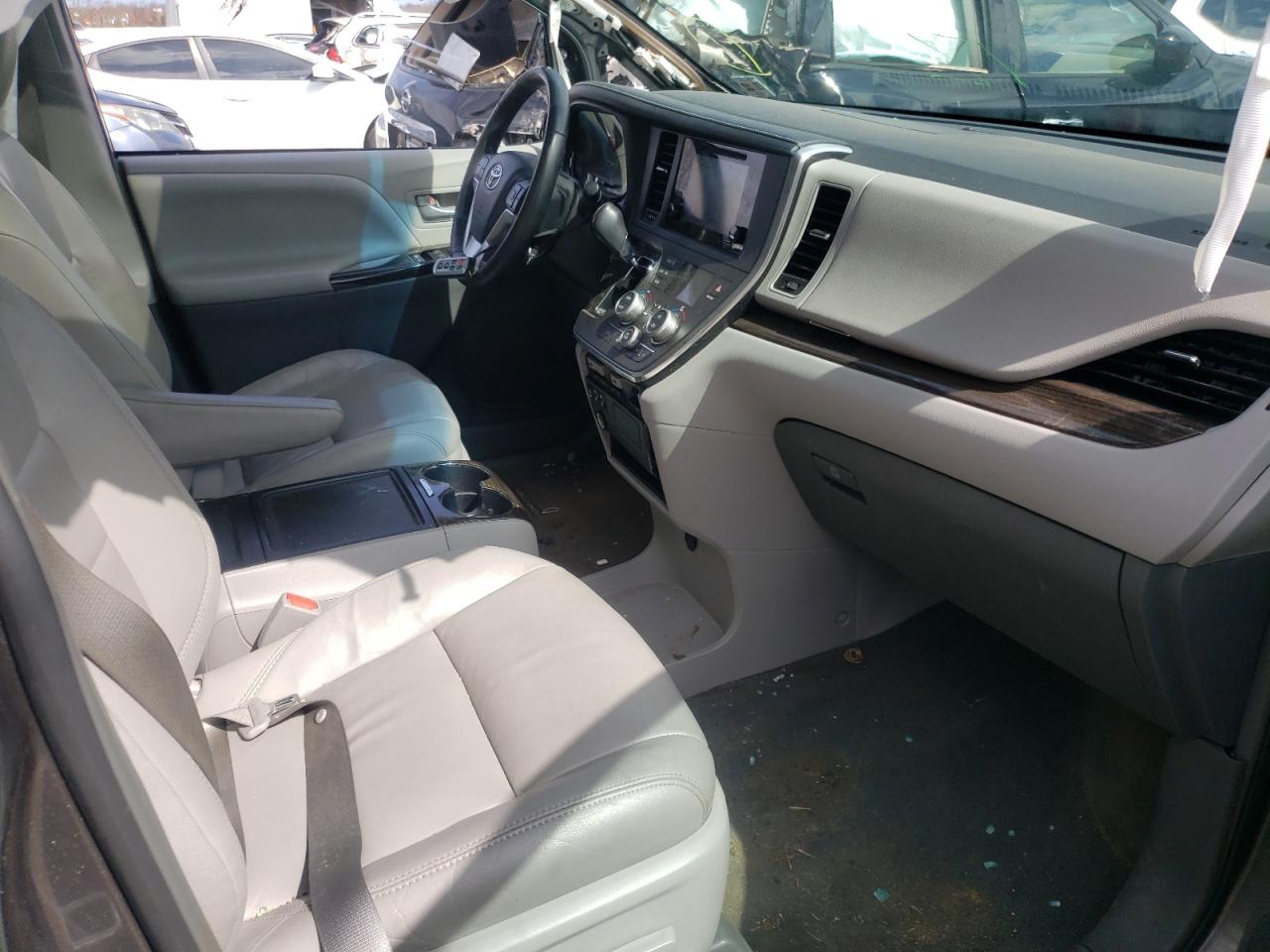 Photo 5 from auction – 2017 TOYOTA SIENNA XLE with VIN 5TDYZ3DC2HS851496