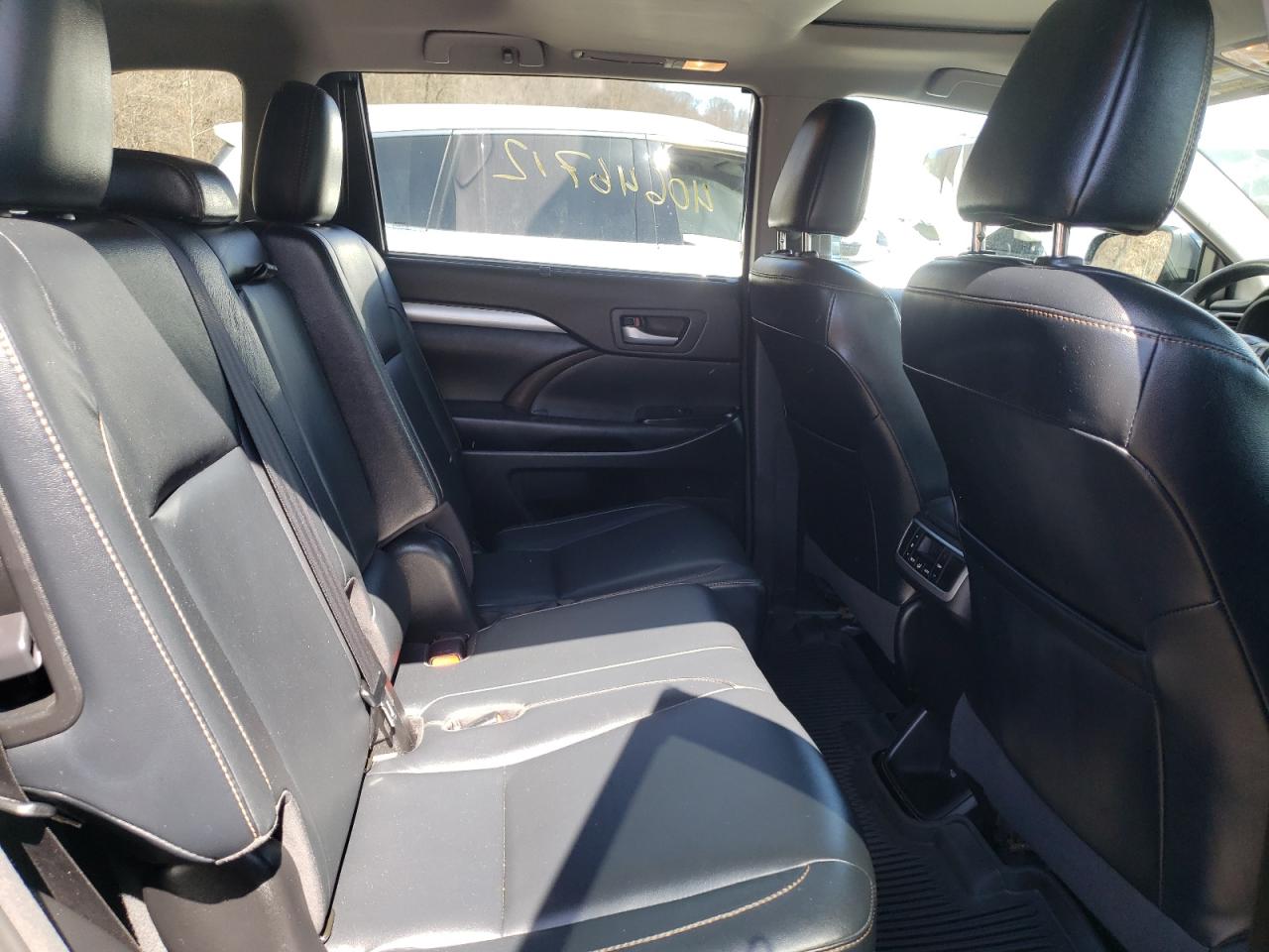 Photo 6 from auction – 2018 TOYOTA HIGHLANDER with VIN 5TDJZRFH5JS804692
