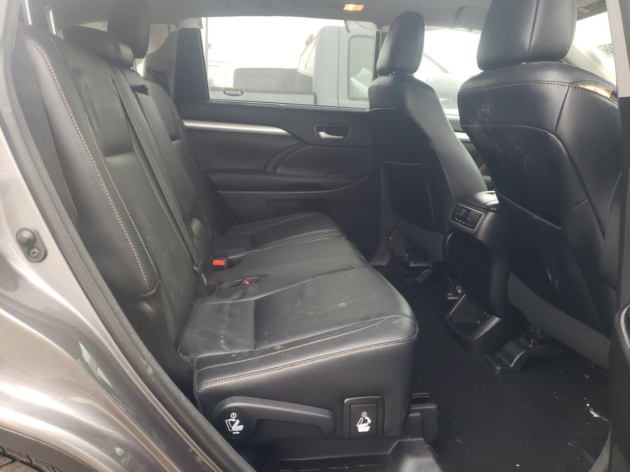 Photo 6 from auction – 2017 TOYOTA HIGHLANDER with VIN 5TDKZRFH4HS520453