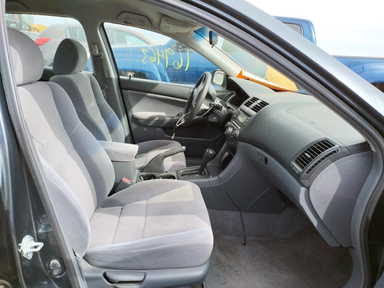 Photo 5 from auction – 2004 HONDA ACCORD LX with VIN JHMCM56304C014855