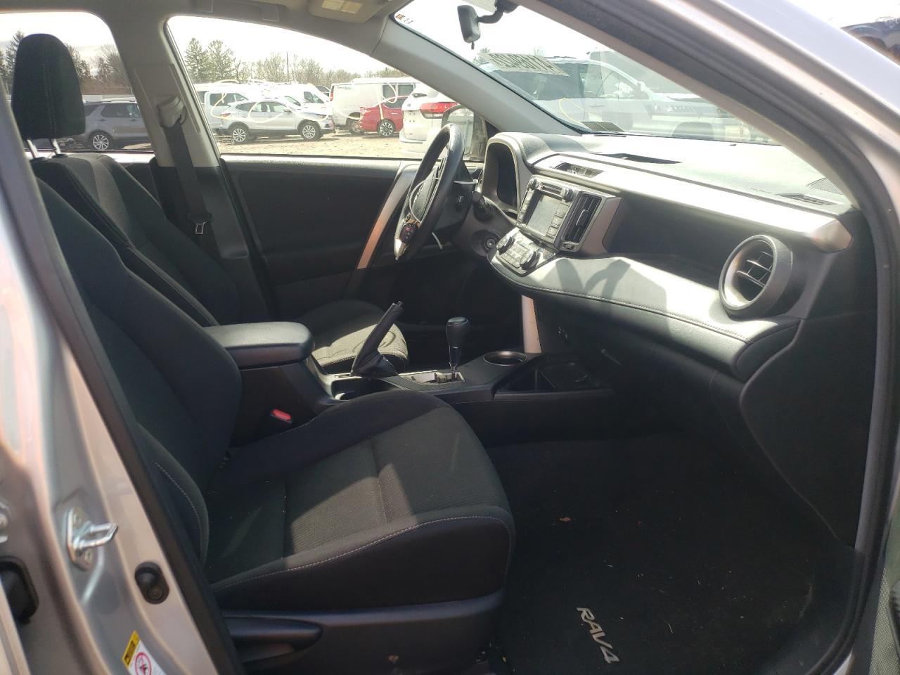 Photo 5 from auction – 2015 TOYOTA RAV4 XLE with VIN JTMRFREV9FD120864