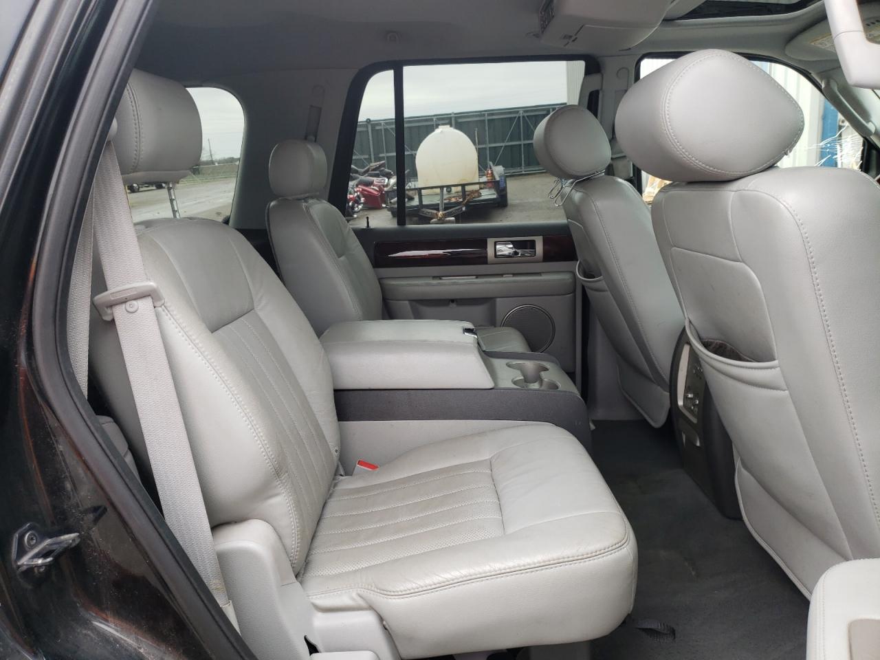 Photo 6 from auction – 2005 LINCOLN NAVIGATOR with VIN 5LMFU28565LJ18370