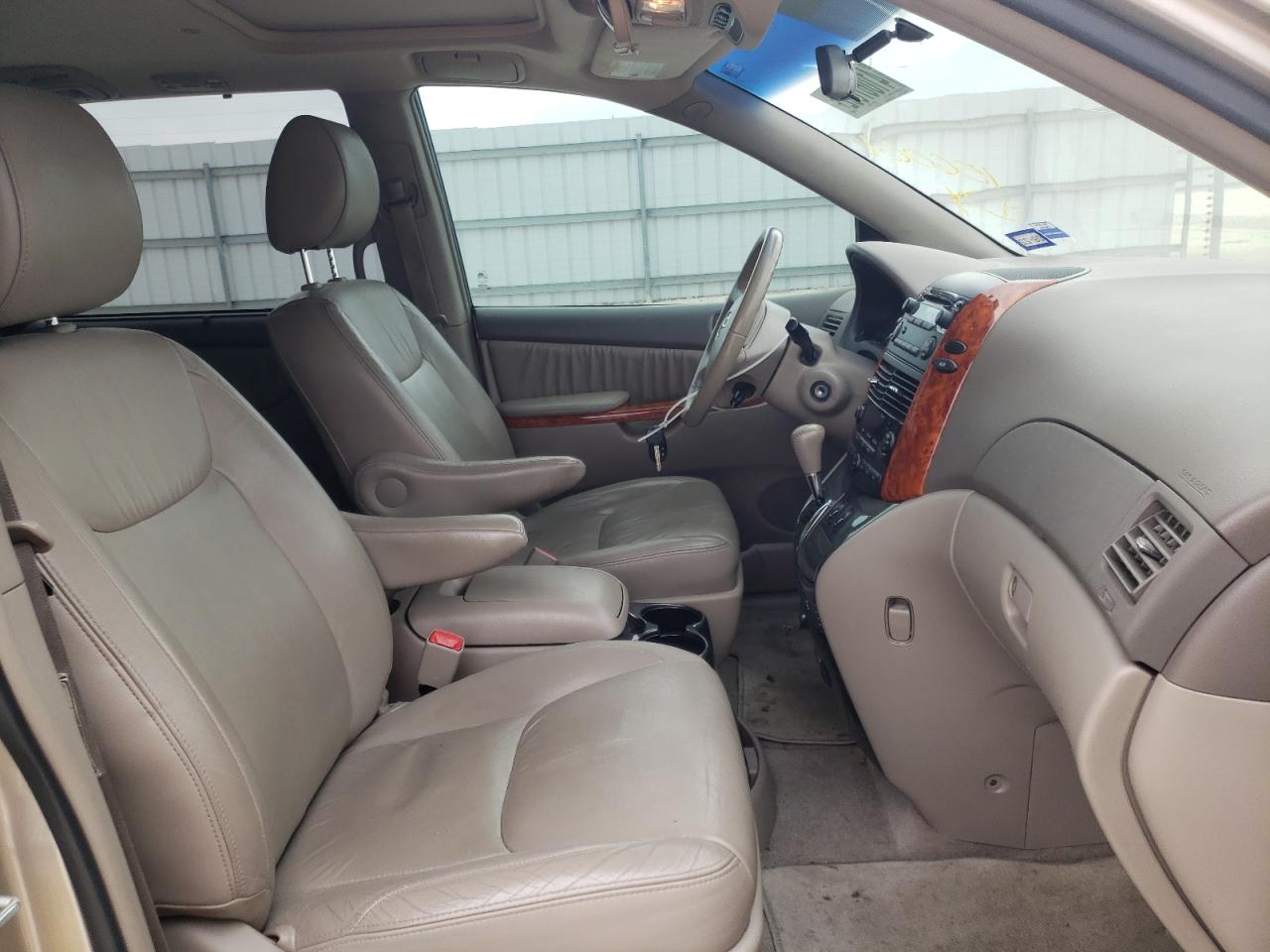 Photo 5 from auction – 2010 TOYOTA SIENNA XLE with VIN 5TDYK4CC2AS317187