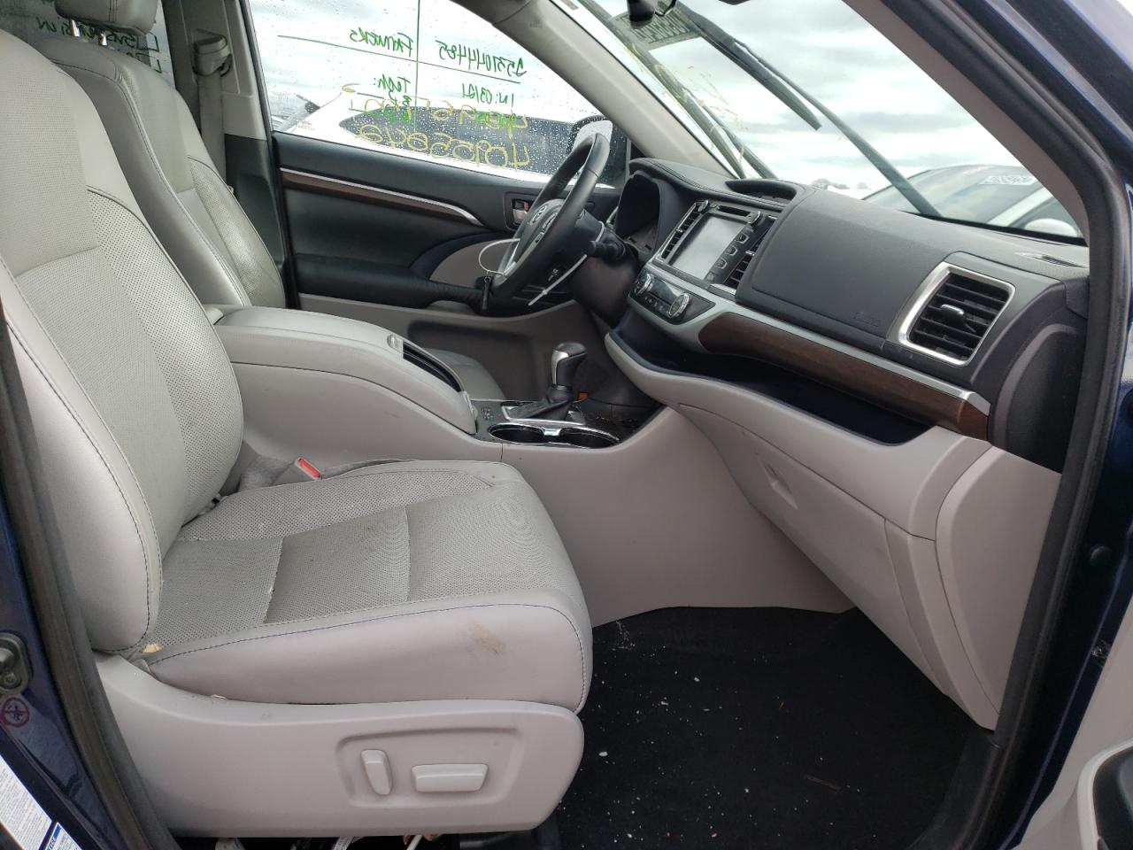 Photo 5 from auction – 2016 TOYOTA HIGHLANDER with VIN 5TDDKRFHXGS284810