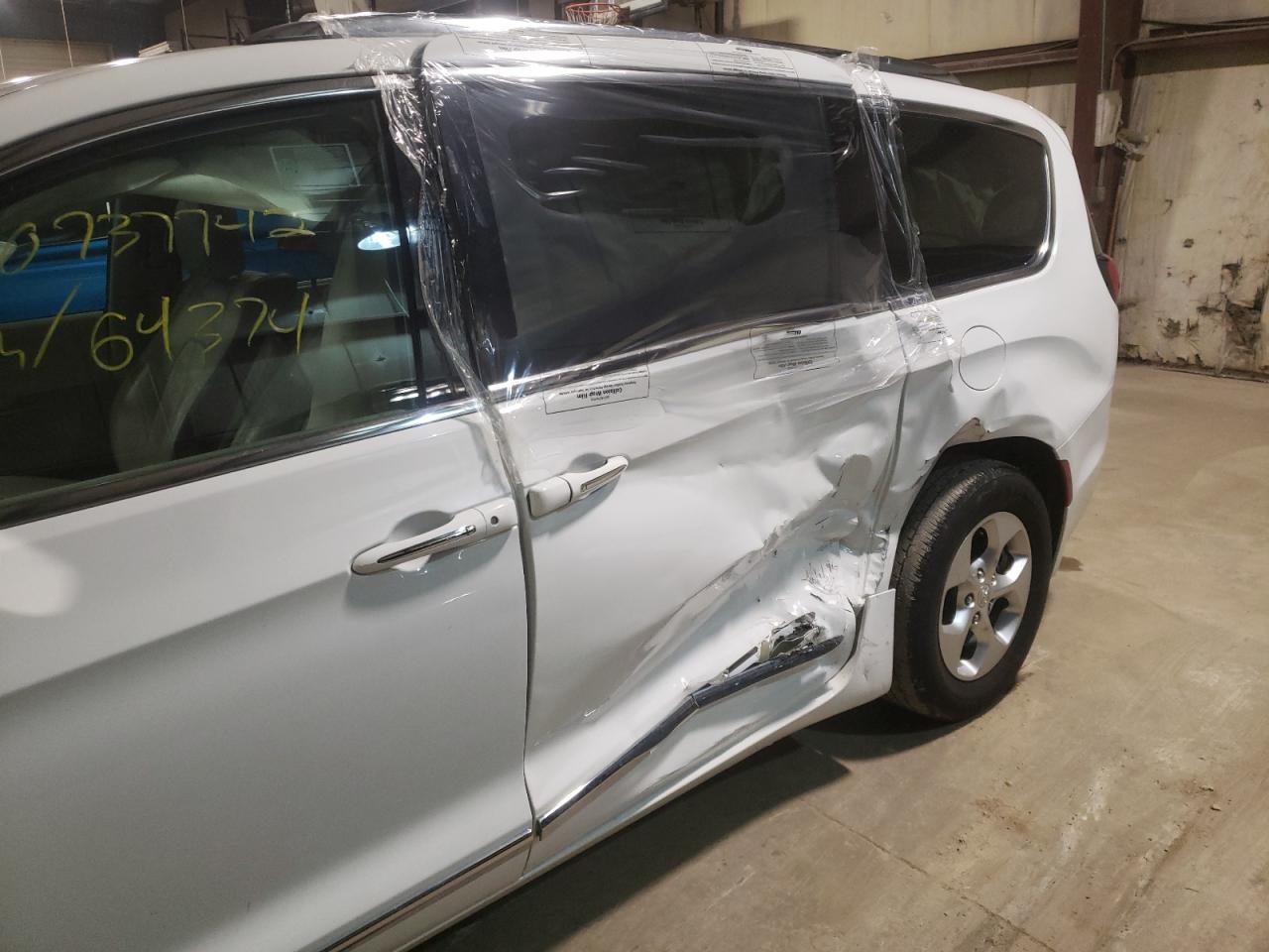 Photo 9 from auction – 2017 CHRYSLER PACIFICA T with VIN 2C4RC1EG5HR812695