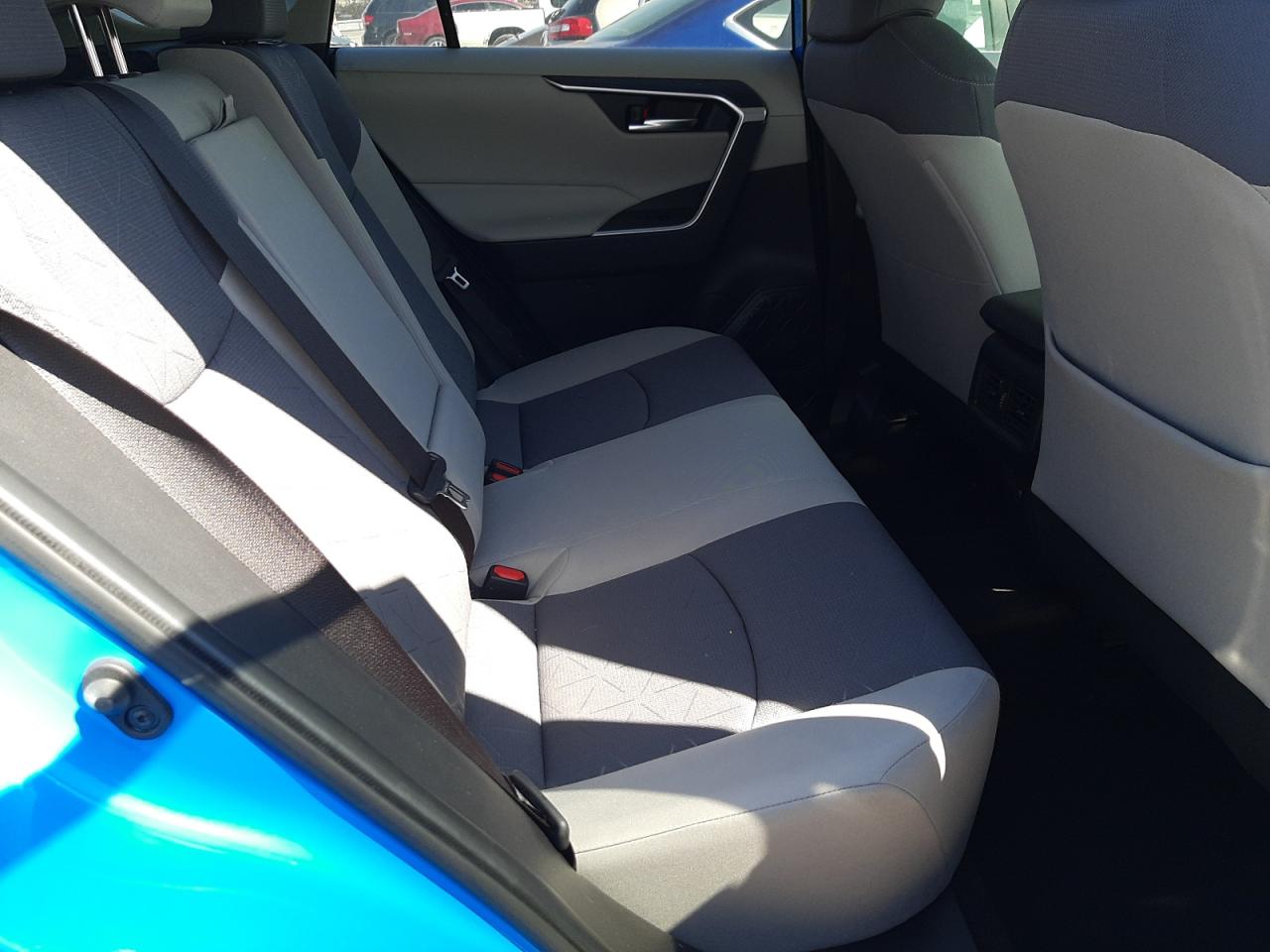 Photo 6 from auction – 2020 TOYOTA RAV4 XLE with VIN JTMW1RFV7LD048591