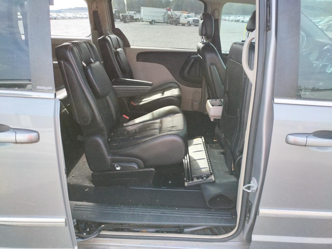 Photo 6 from auction – 2013 CHRYSLER TOWN & COU with VIN 2C4RC1BGXDR690933