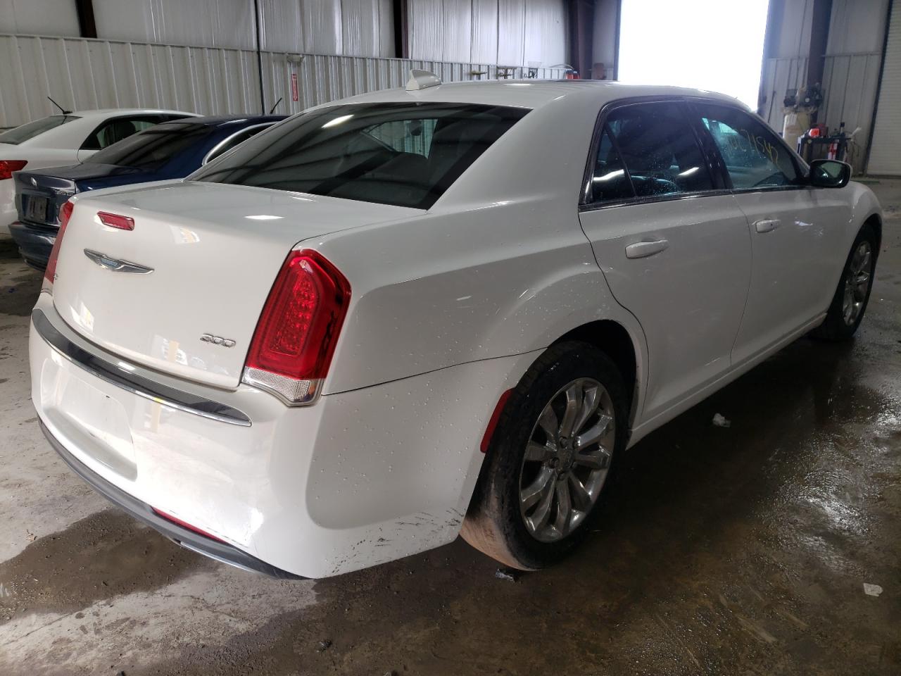 Photo 4 from auction – 2017 CHRYSLER 300 LIMITE with VIN 2C3CCARG5HH553331