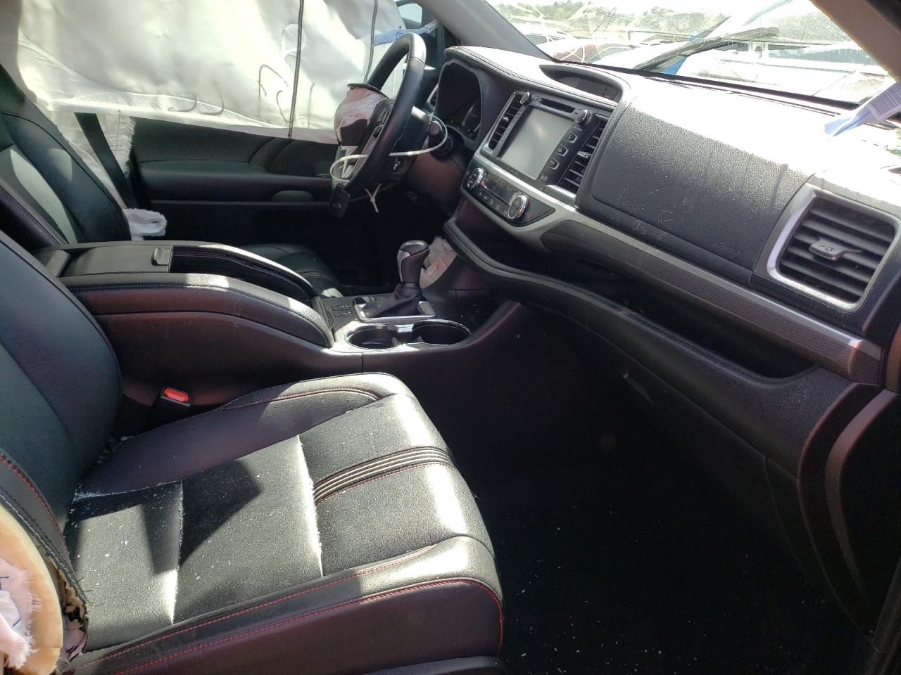 Photo 5 from auction – 2019 TOYOTA HIGHLANDER with VIN 5TDKZRFH7KS556158