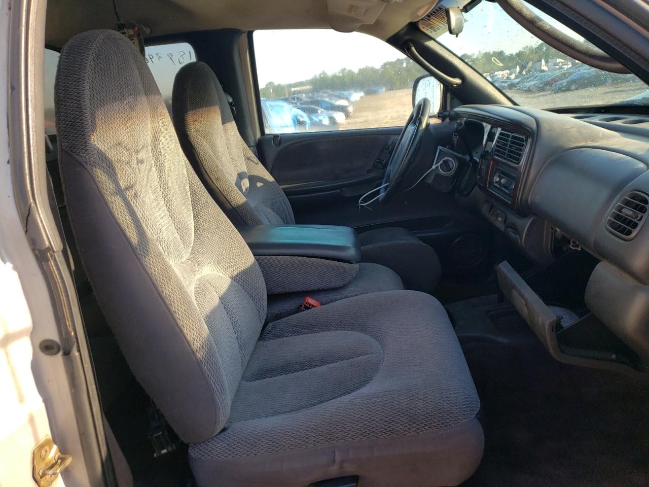 Photo 5 from auction – 2000 DODGE DAKOTA with VIN 1B7GG22N4YS705902