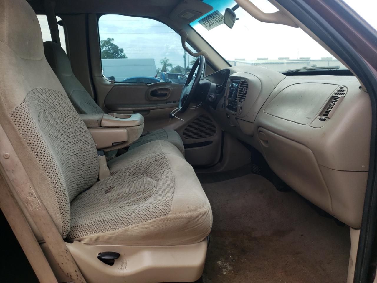 Photo 5 from auction – 2000 FORD F150 with VIN 1FTRX18L8YNB00451