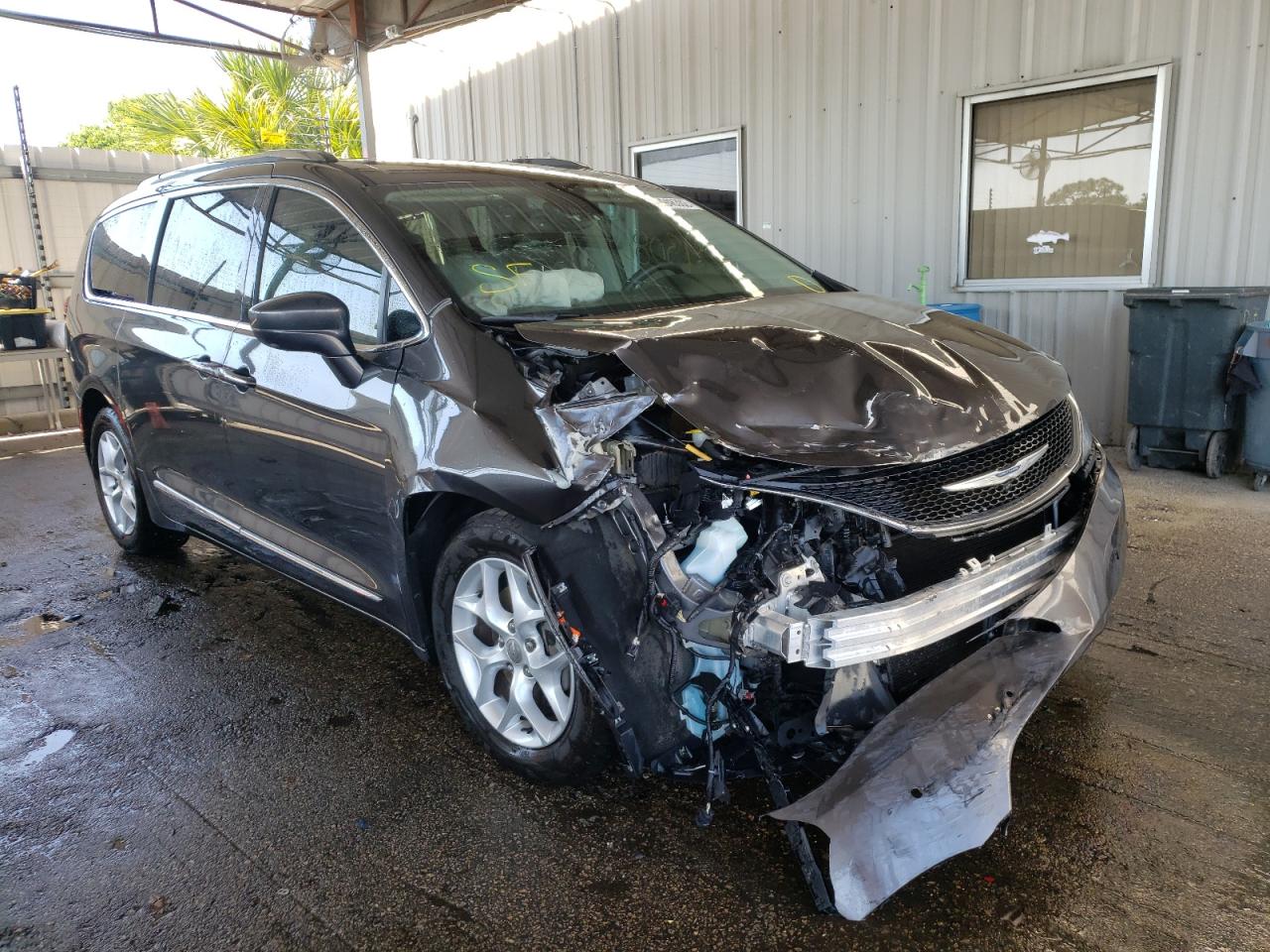 CHRYSLER PACIFICA T 2017 with VIN 2C4RC1EG0HR538113 - Photo from auction