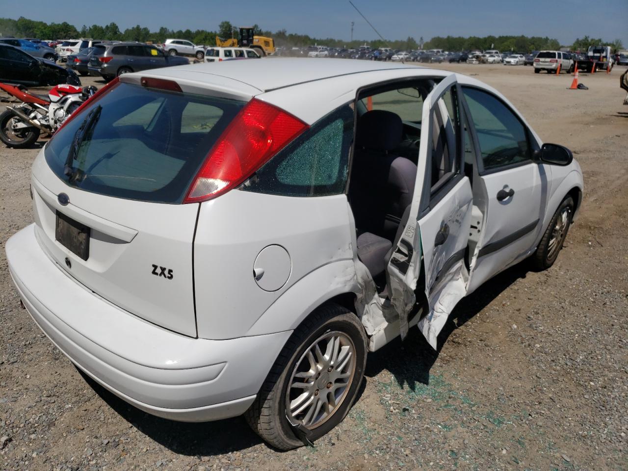 Photo 4 from auction – 2003 FORD FOCUS ZX5 with VIN 3FAFP37333R143767