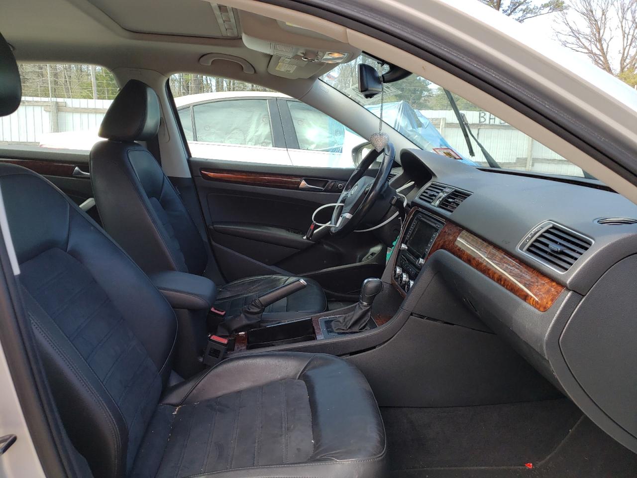 Photo 5 from auction – 2012 VOLKSWAGEN PASSAT SEL with VIN 1VWCM7A37CC027313