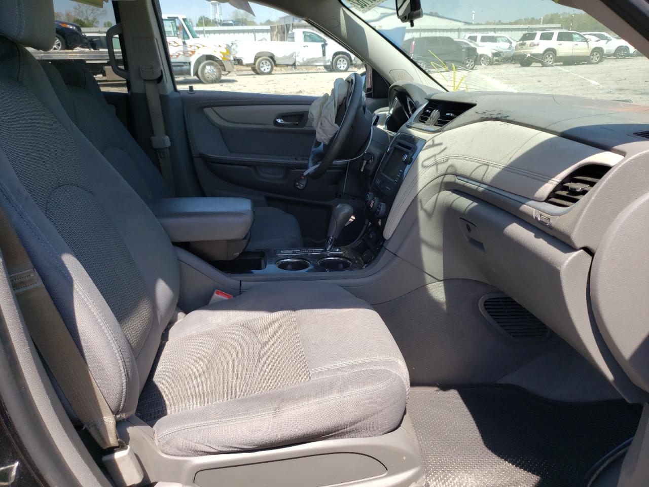 Photo 5 from auction – 2015 CHEVROLET TRAVERSE L with VIN 1GNKRGKD7FJ174228