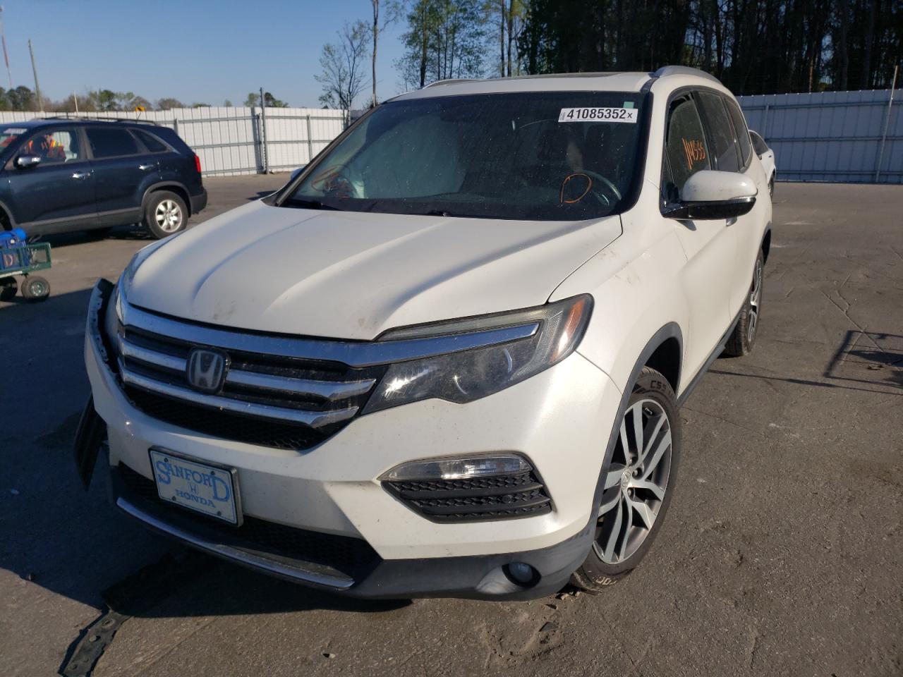 Photo 2 from auction – 2016 HONDA PILOT TOUR with VIN 5FNYF5H98GB022812