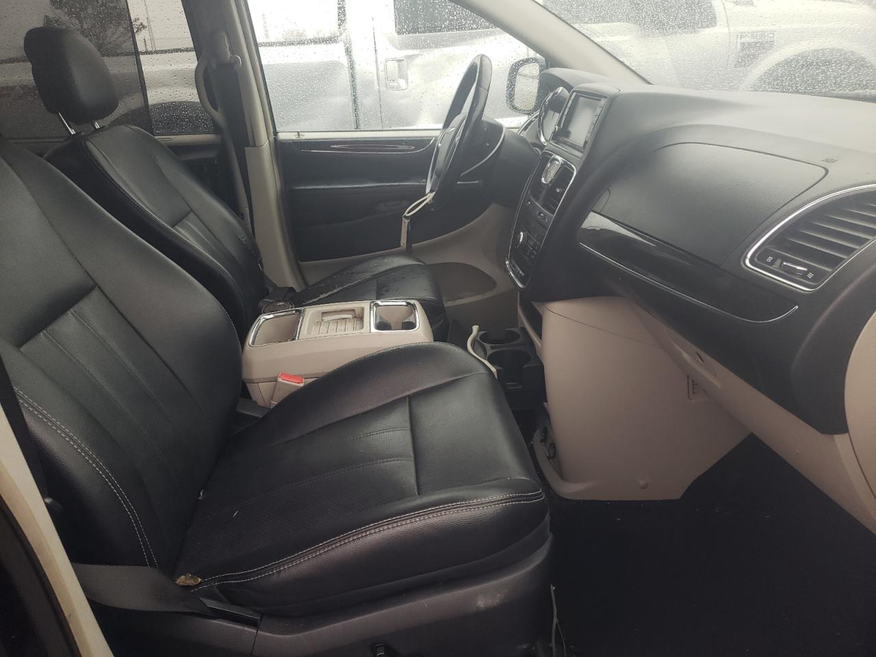 Photo 5 from auction – 2012 CHRYSLER TOWN & COU with VIN 2C4RC1CG3CR193137