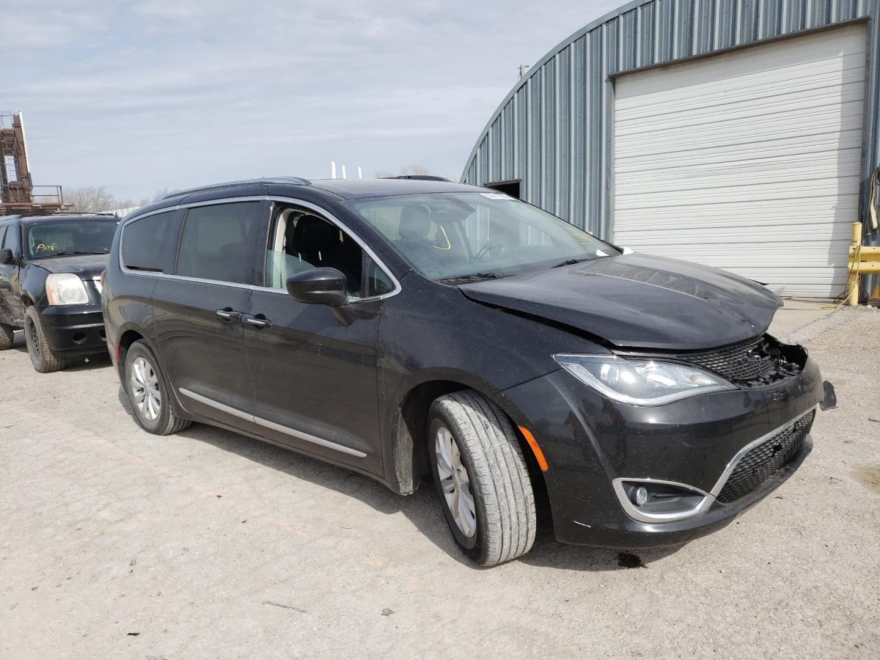 CHRYSLER PACIFICA T 2018 with VIN 2C4RC1BG5JR112119 - Photo from auction