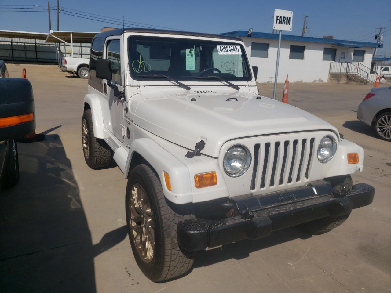 JEEP WRANGLER / 2000 with VIN 1J4FA59SXYP749328 - Photo from auction