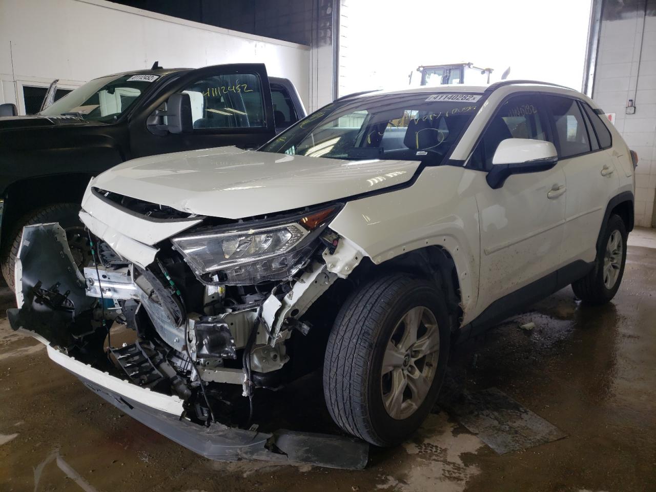Photo 2 from auction – 2019 TOYOTA RAV4 XLE with VIN JTMW1RFV2KD005839