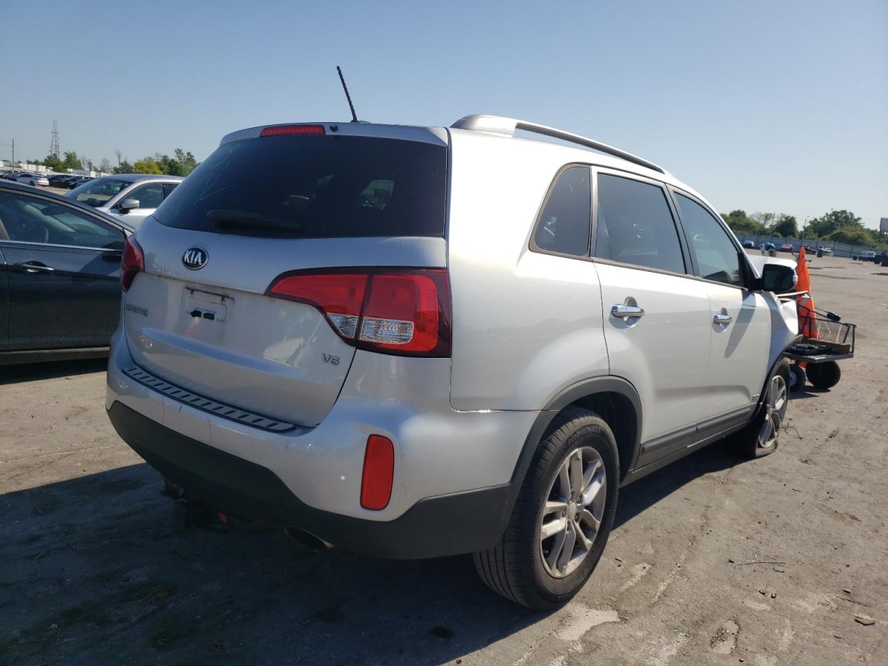 Photo 4 from auction – 2015 KIA SORENTO LX with VIN 5XYKTDA71FG623360