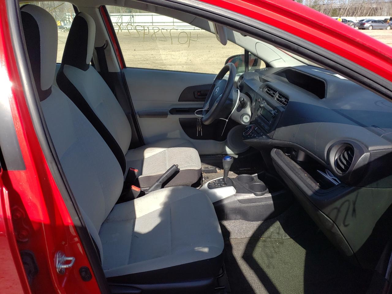 Photo 5 from auction – 2013 TOYOTA PRIUS C with VIN JTDKDTB30D1053044