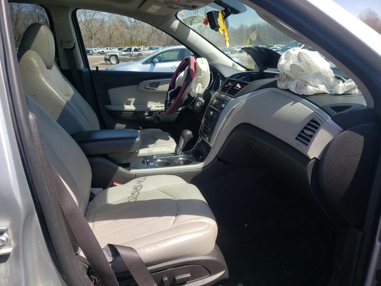 Photo 5 from auction – 2012 CHEVROLET TRAVERSE L with VIN 1GNKVLEDXCJ372362