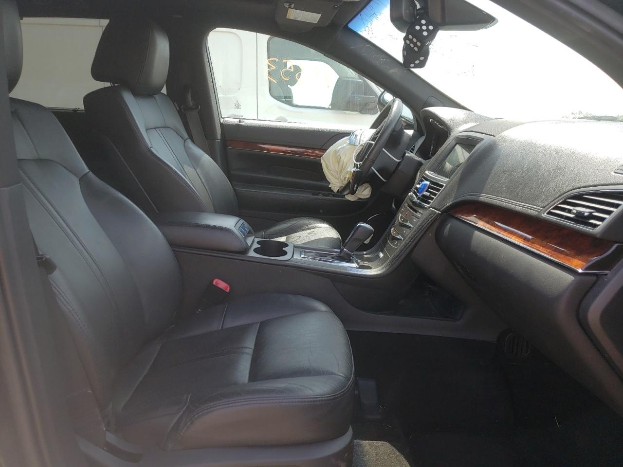 Photo 5 from auction – 2018 LINCOLN MKT with VIN 2LMHJ5NK4JBL01815