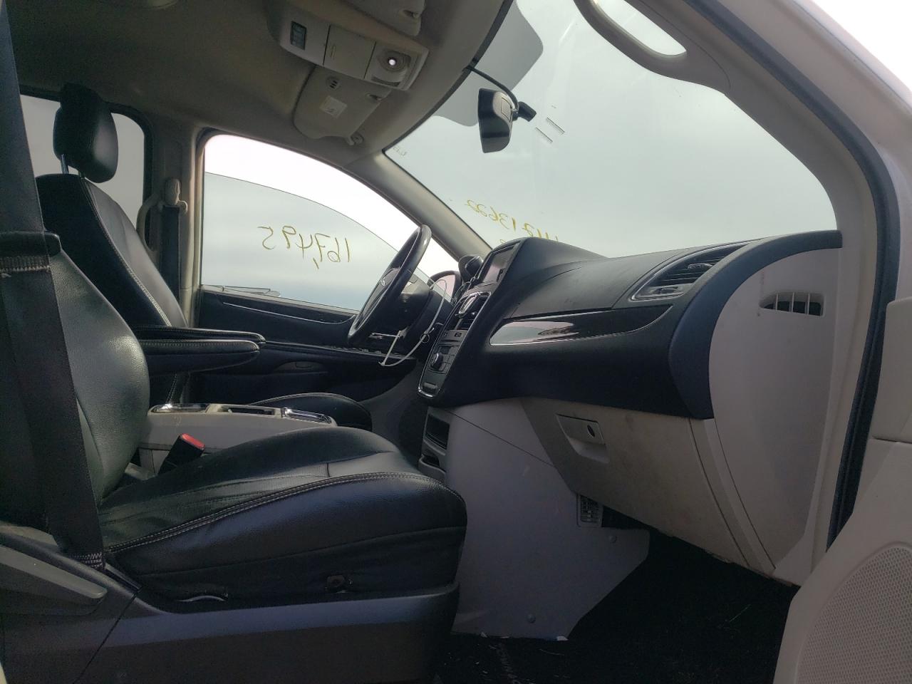 Photo 5 from auction – 2012 CHRYSLER TOWN & COU with VIN 2C4RC1BG4CR353169