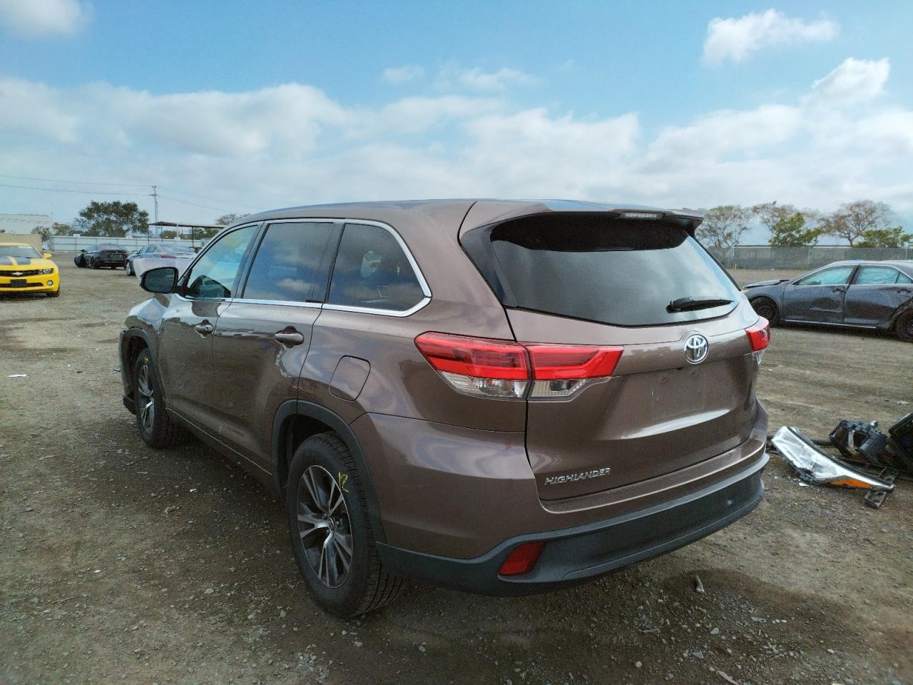 Photo 3 from auction – 2018 TOYOTA HIGHLANDER with VIN 5TDZARFH1JS034419