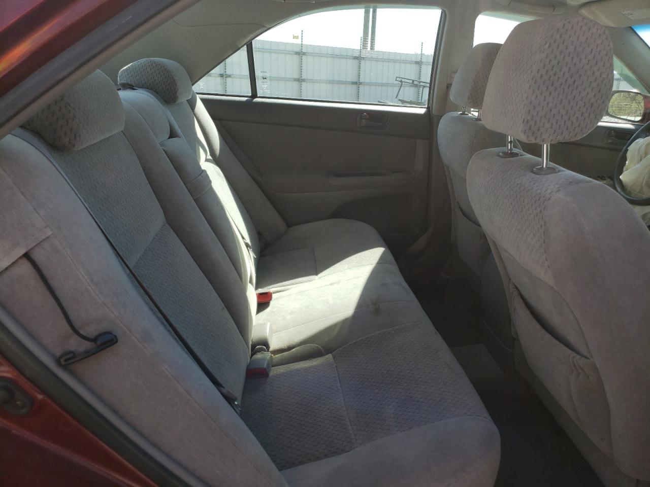 Photo 6 from auction – 2004 TOYOTA CAMRY LE with VIN 4T1BE32KX4U292048