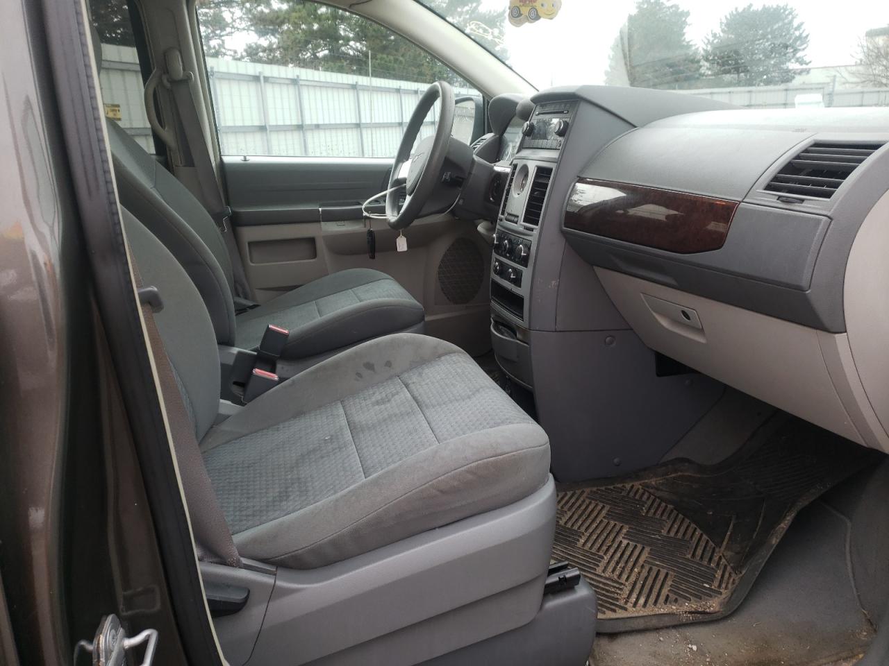 Photo 5 from auction – 2010 CHRYSLER TOWN & COU with VIN 2A4RR4DE7AR222708