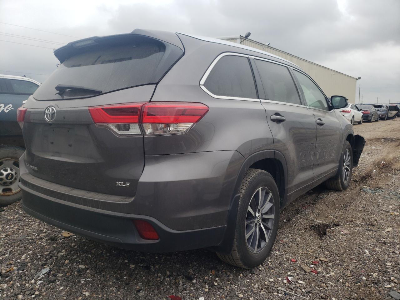 Photo 4 from auction – 2017 TOYOTA HIGHLANDER with VIN 5TDKZRFH4HS520453