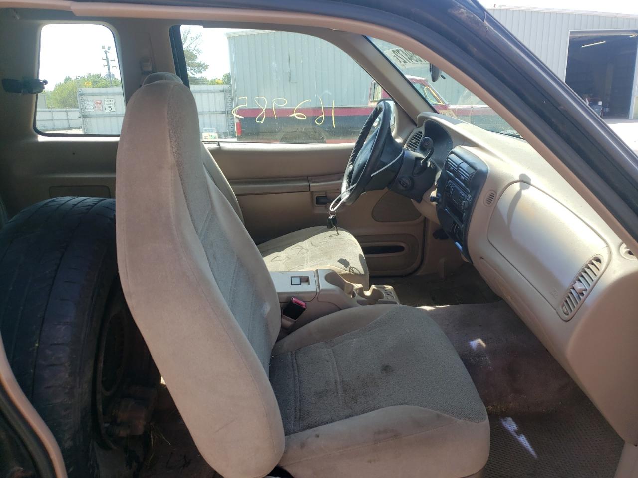 Photo 5 from auction – 2000 FORD EXPLORER S with VIN 1FMYU60XXYUA17640