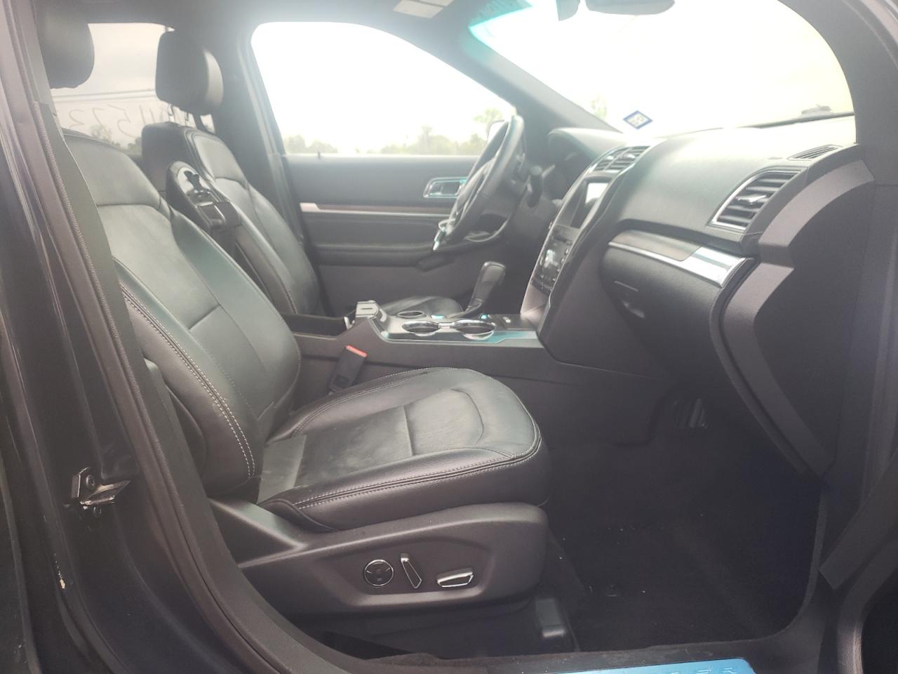 Photo 5 from auction – 2017 FORD EXPLORER L with VIN 1FM5K7F82HGA27124