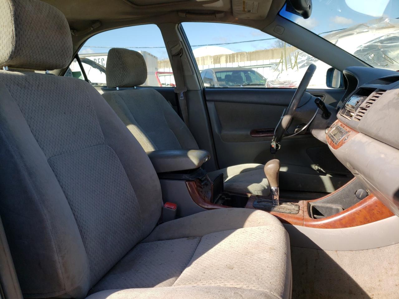 Photo 5 from auction – 2004 TOYOTA CAMRY LE with VIN 4T1BE30K04U938877