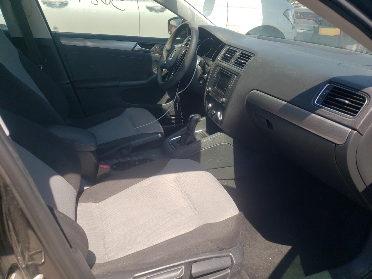 Photo 5 from auction – 2017 VOLKSWAGEN JETTA S with VIN 3VW2B7AJXHM366492