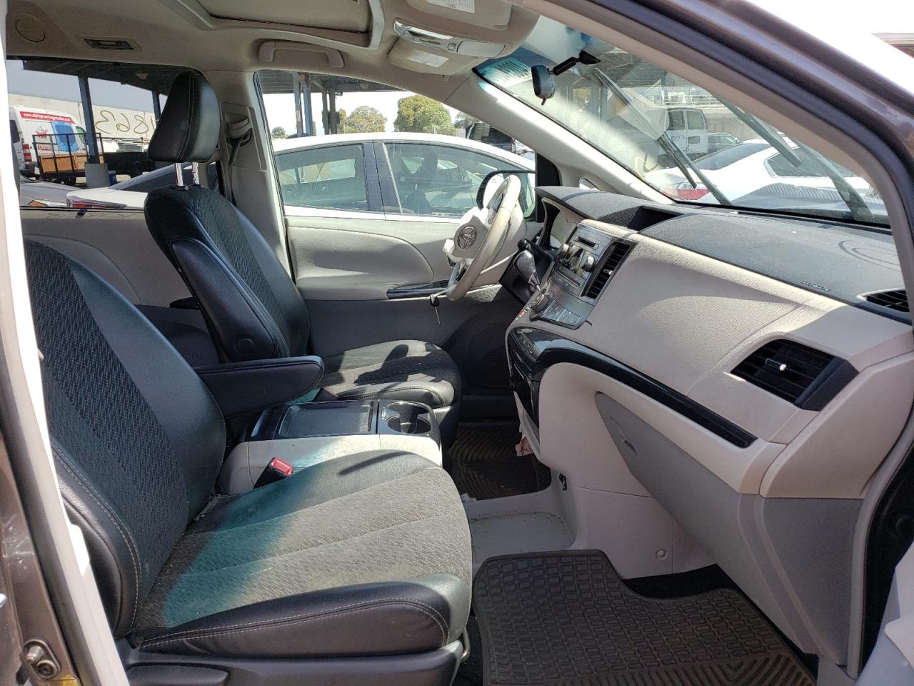 Photo 5 from auction – 2011 TOYOTA SIENNA SPO with VIN 5TDXK3DC5BS100139