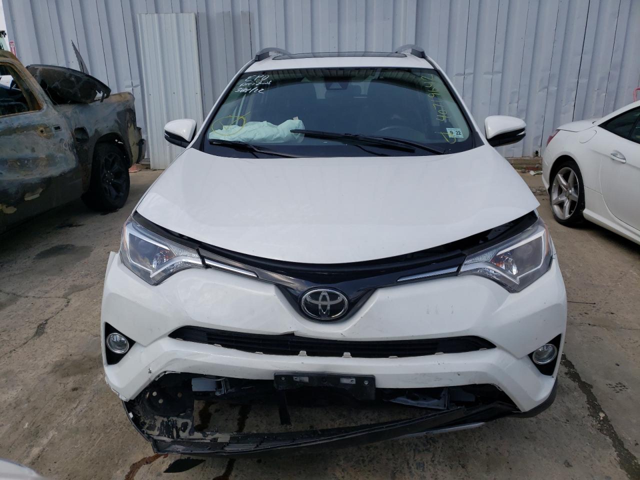 Photo 9 from auction – 2017 TOYOTA RAV4 XLE with VIN JTMRFREV0HD218717